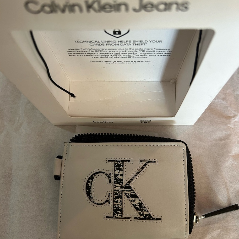 Calvin Klein Jeans wallet leather.